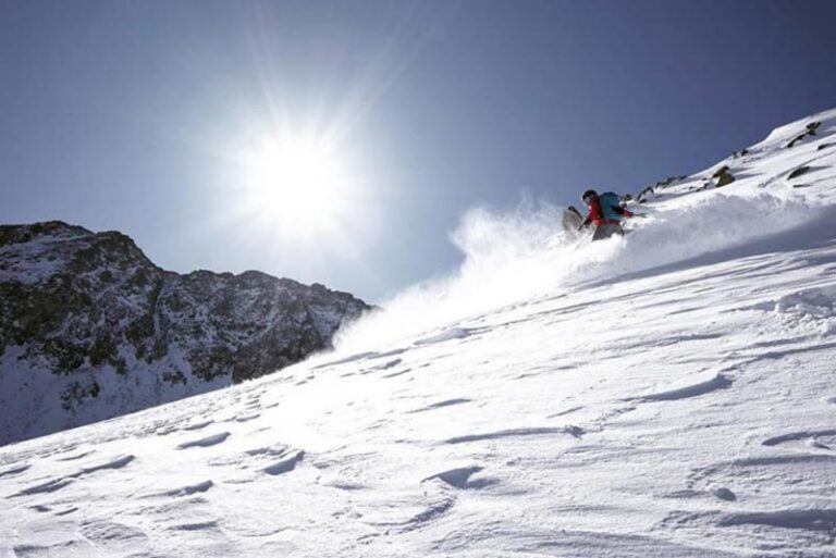 Guided-Backcountry-Skiing-and-Splitboarding-26231648_1815611325117053_1129107274596106423_n-768x513